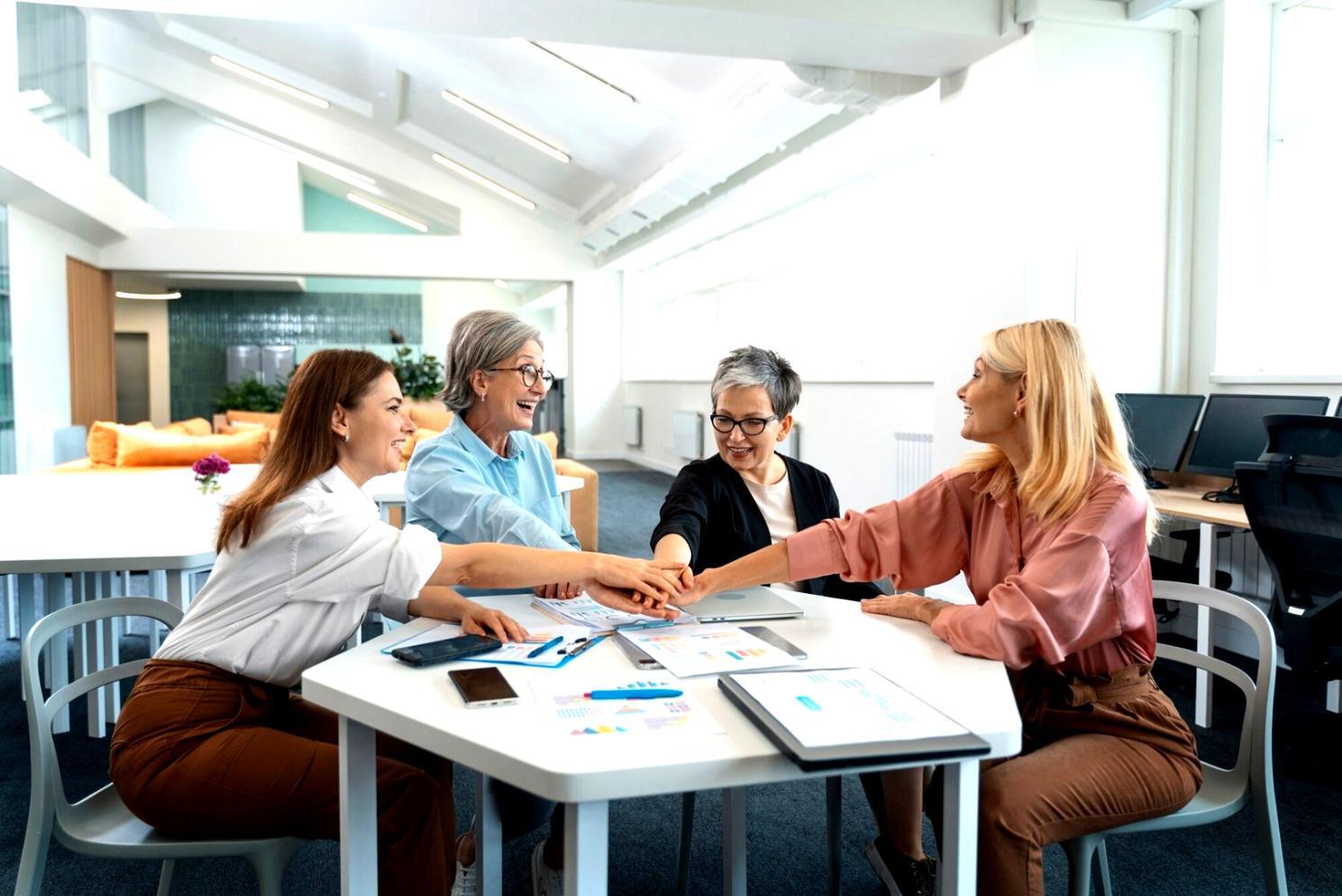 Documents financiers et graphiques sur un bureau illustrant l'analyse de données budgétaires